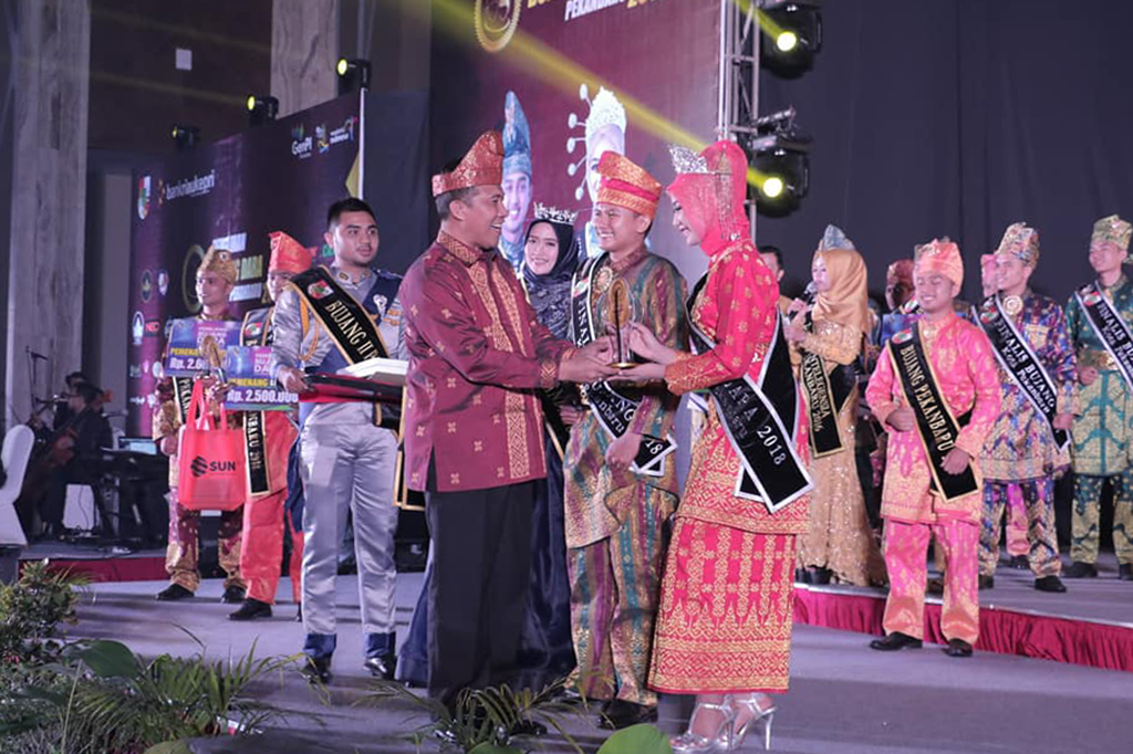 Pemberian Piala Juara Bujang Dara Kota Pekanbaru 2018
