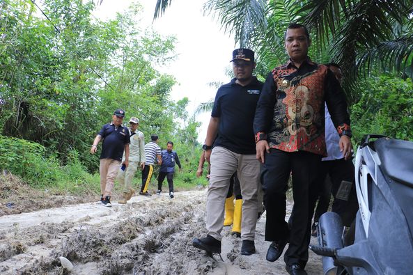 Tinjau Lokasi Banjir, Pj Walikota Pekanbaru Sebut Bakal Maksimalkan Normalisasi Sungai dan Drainase