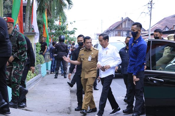 PJ Wali Kota Pekanbaru Muflihun, S.STP., M.AP dan Gubernur Riau Syamsuar Mendampingi Presiden