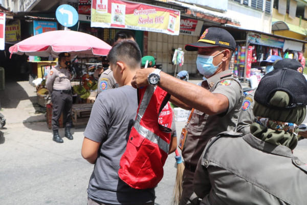 Tim Gabungan Jaring 26 Pelanggar Prokes di Pasar Bawah