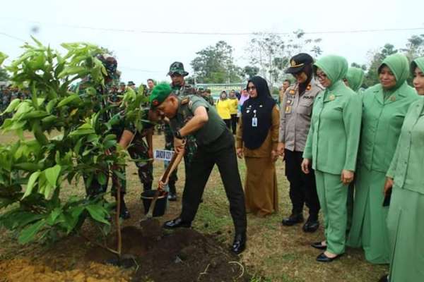 HUT TNI ke 74, Kodim Pekanbaru Karya Bakti Tanam Pohon di Rumbai