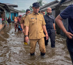 Image : Walikota Pekanbaru Tinjau Warga Korban Banjir Akibat Luapan Sungai Siak