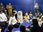 Image : Usai Tarawih, Walikota Pekanbaru Kembali Tinjau Korban Banjir di Tenda Pengungsian