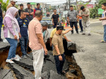 Image : Tinjau Jalan Amblas, Wali Kota Pekanbaru Pastikan Segera Diperbaiki