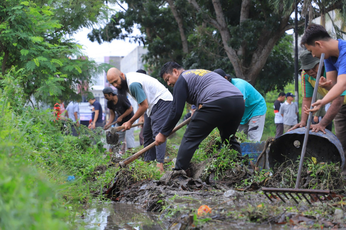 Pemko Pekanbaru Gelar Gotong Royong Bersihkan Sampah di 15 Kecamatan