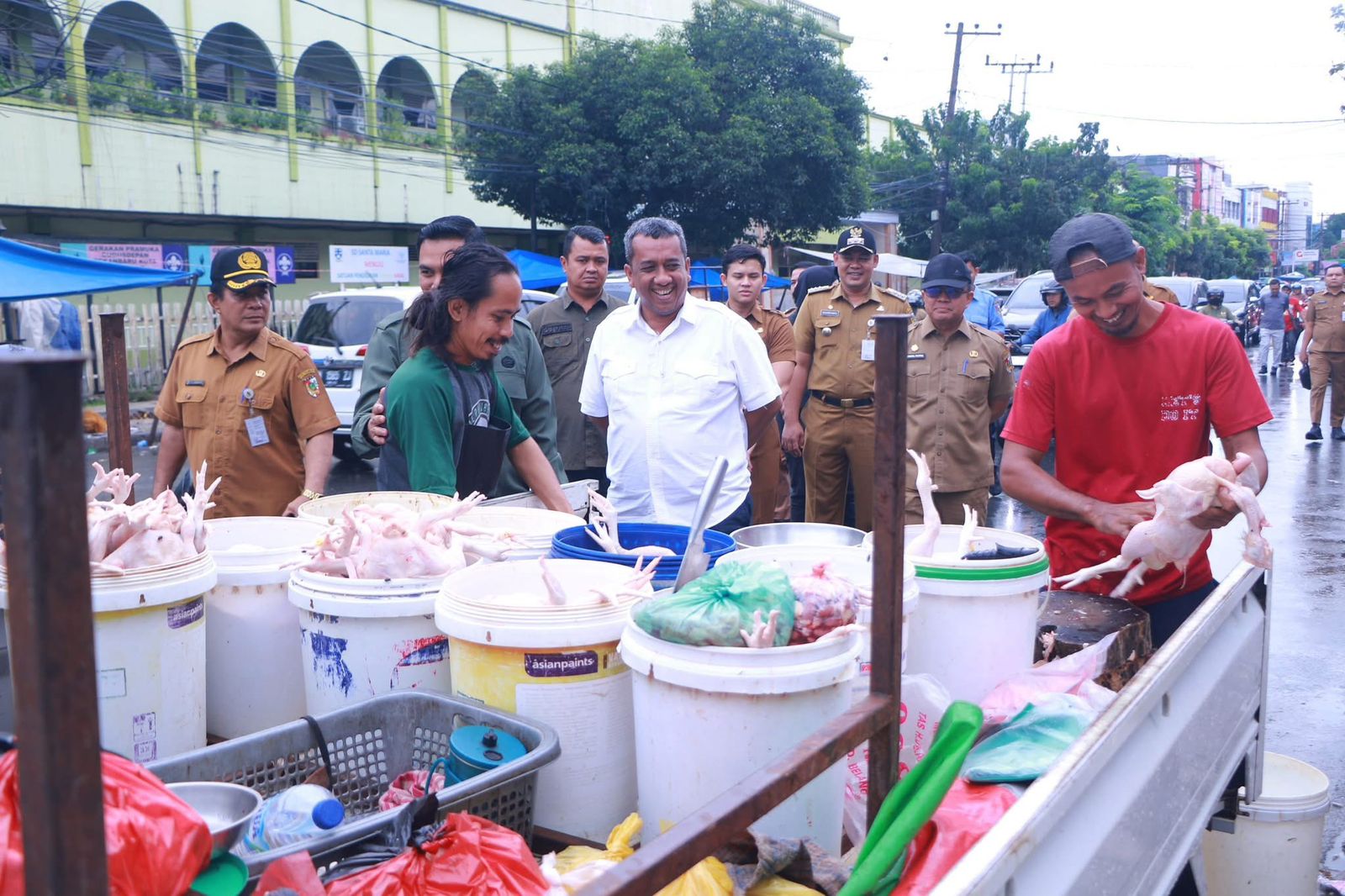 Pj Wali Kota Pekanbaru Soroti Masalah Sampah dan Pungli Pedagang Pasar Tumpah di Jalan Ahmad Yani