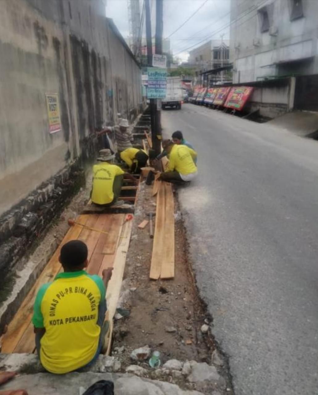 PUPR Perbaiki Drainase Rusak di Jalan Angkasa