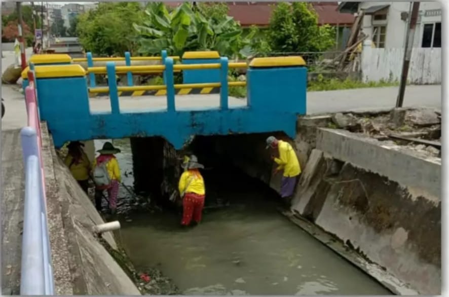 Pasukan Kuning Dinas PUPR Bersihkan Sungai Senapelan