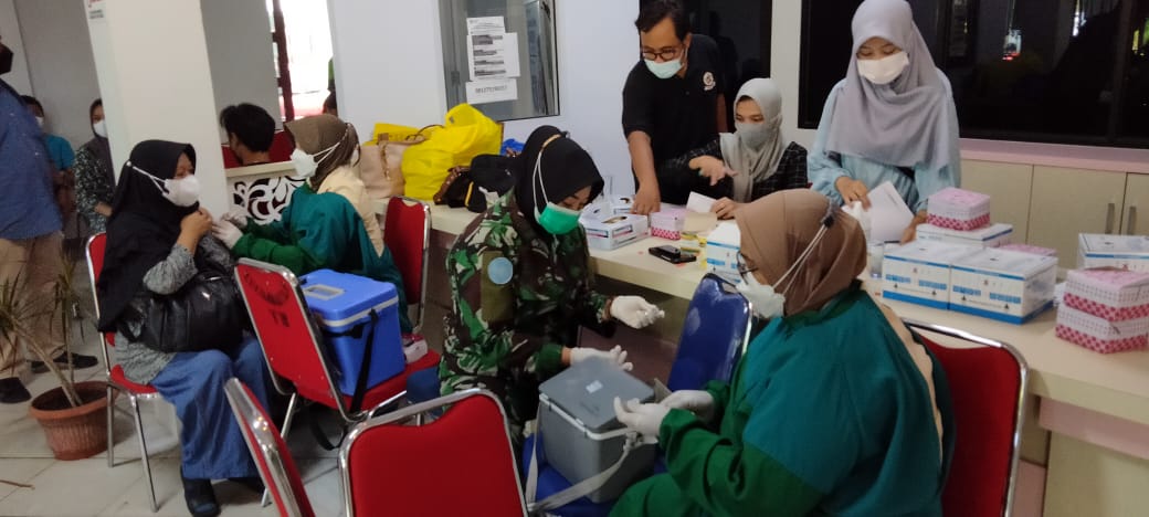 Bersama Kagama dan RS Tentara, Pemcam Tenayan Raya Gelar Vaksinasi Massal