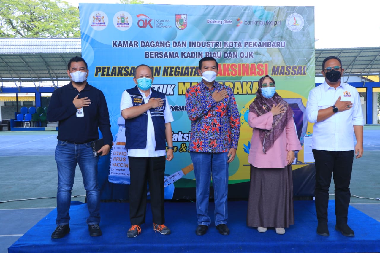 Wali Kota Tinjau Vaksinasi Massal di Lapangan Tenis DPRD Riau