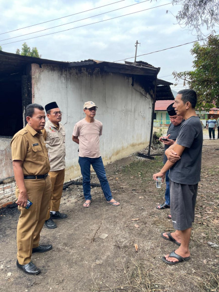 Kadinsos Kunjungi Korban Kebakaran Rumah di Bukit Raya