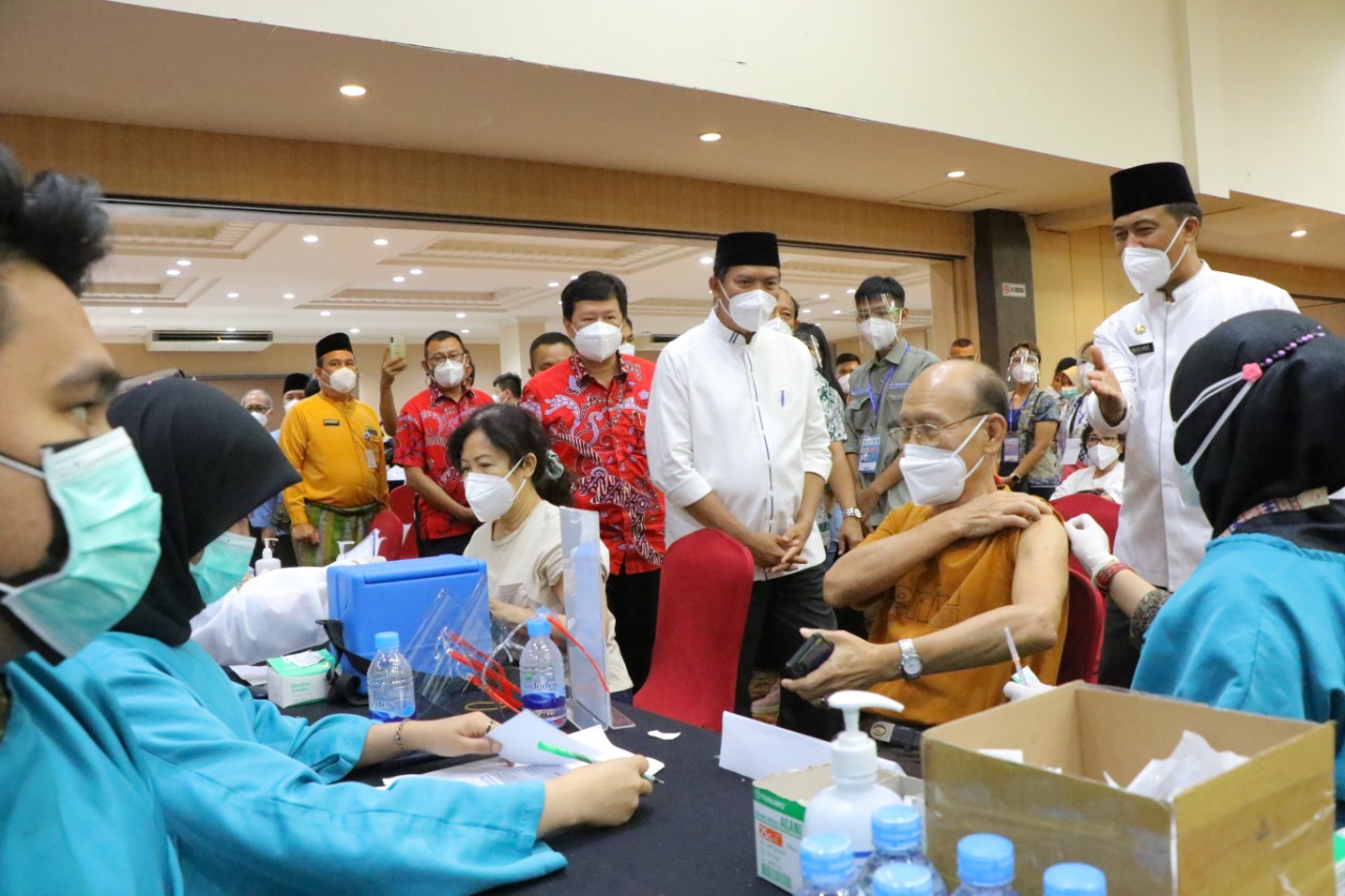 Wali Kota Pekanbaru Tinjau Pelaksanaan Vaksinasi Massal di Hotel Furaya