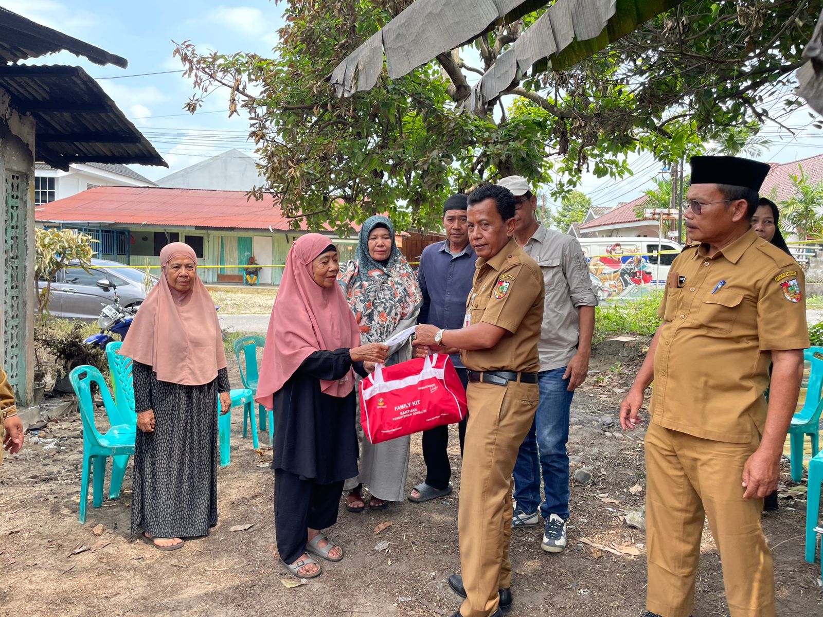 Dinsos Salurkan Bantuan Untuk Korban Kebakaran Rumah di Kecamatan Bukitraya