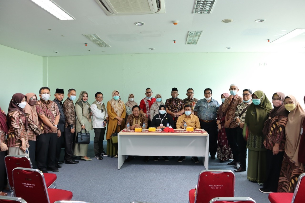 DPRD dan Direktur RSUD Pasaman Barat Studi Banding ke RSD Madani