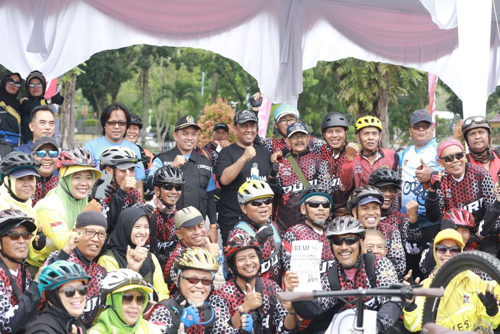 Pj Walikota Pekanbaru Bersama Ribuan Peserta Ramaikan Riau Pos Fun Bike 2025