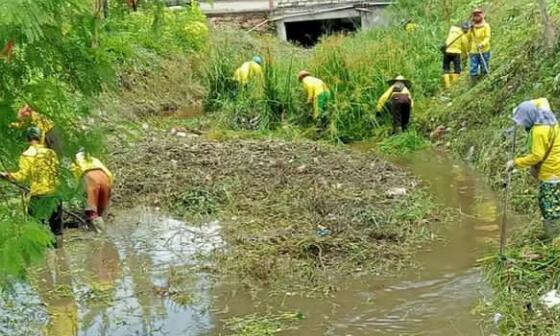 Pasukan Kuning Dinas PUPR Bersihkan Drainase di Tiga Lokasi