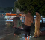 Image : Wako Pekanbaru Tinjau Lokasi Banjir Ditengah Guyuran Hujan
