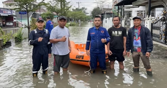 BPBD Pekanbaru Bantu Turunkan Perahu Karet ke Lokasi Banjir