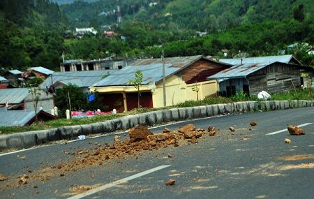 Tanah Timbun Tutup Jalan HR Soebrantas