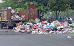 Image : Satgas Gakkum DLHK Koordinasi Dengan Pihak Ketika Bersihkan Tumpukan Sampah