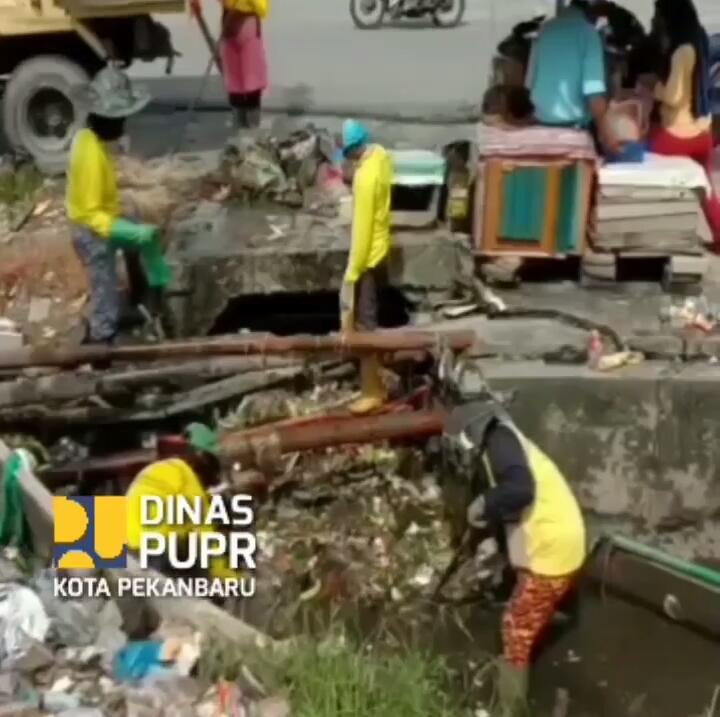 Langganan Banjir, Pasukan Kuning Dinas PUPR Bersihkan Drainase di Kawasan Pasar Pagi Arengka