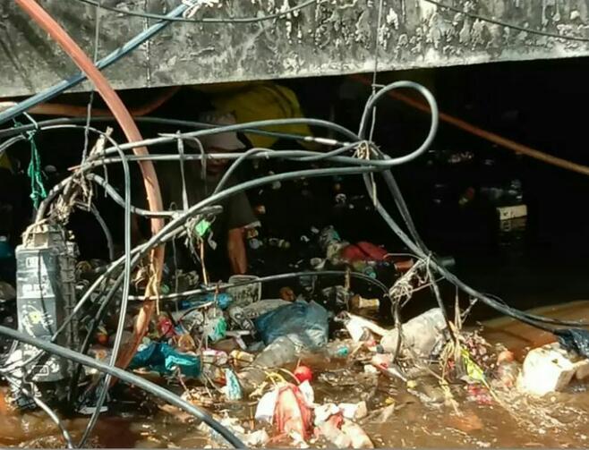 Dinas PUPR Bersihkan Tumpukan Sampah di Drainase Simpang Harapan Raya