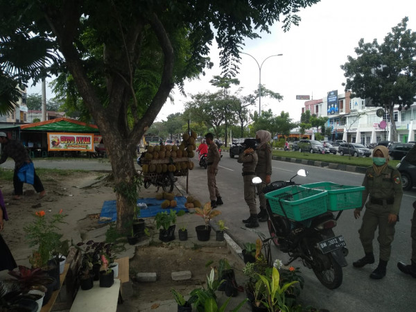 Satpol PP Tertibkan PKL di Empat Lokasi