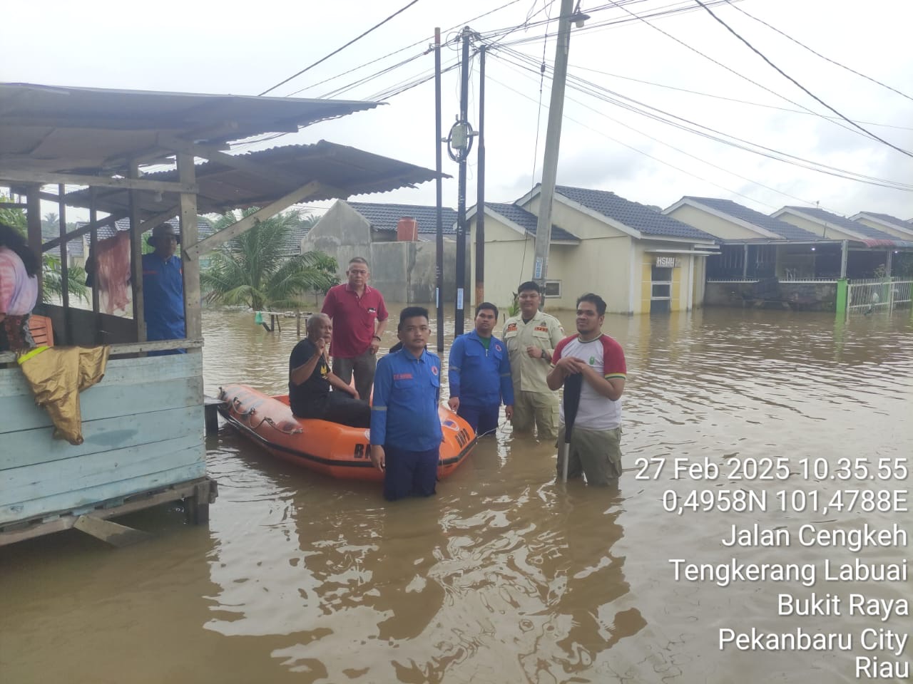 BPBD Pekanbaru Turunkan Empat Perahu Karet Bantu Warga Terdampak Banjir