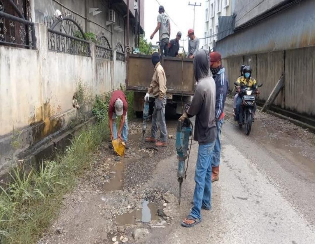 PUPR Pekanbaru Perbaiki Jalan Rusak di Kelurahan Tampan