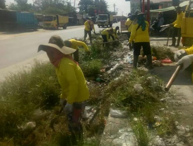 Pasukan Kuning Dinas PUPR Bersihkan Parit Jalan Todak Ditutupi Rumput