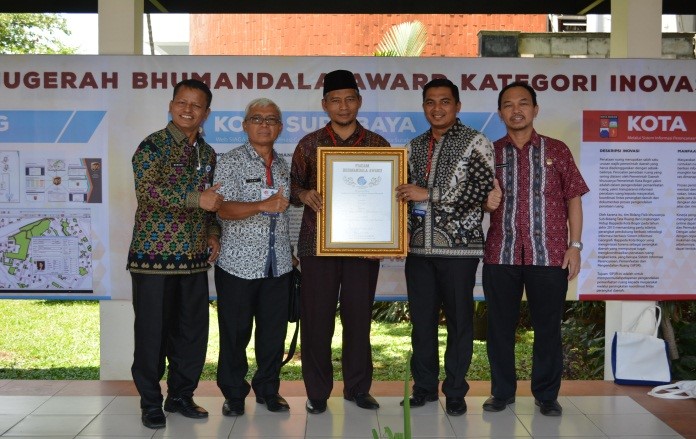 Image : Wakil Walikota Pekanbaru menerima Bhumandala Award pada peringatan Hari Informasi Geospasial (HIG) di Cibinong BOGOR