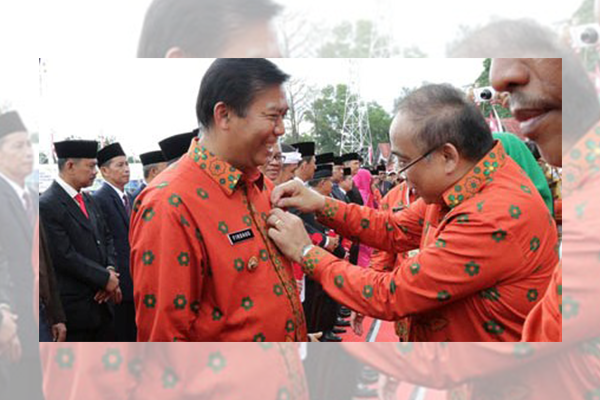 Image : Walikota Pekanbaru, Firdaus ST, MT Terima Anugerah Satya Lencana dari Presiden RI Tahun 2014 di Jambi, oleh Menko Bidang Kemaritiman Indaryono Susilo