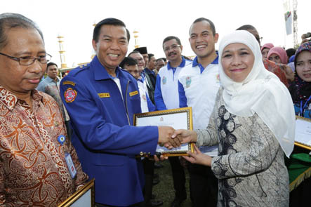 Image : Wakil Walikota Pekanbaru Ayat Cahyadi, S. Si Menerima Penghargaan Kota Bersih Tingkat Provinsi Riau Tahun 2014 