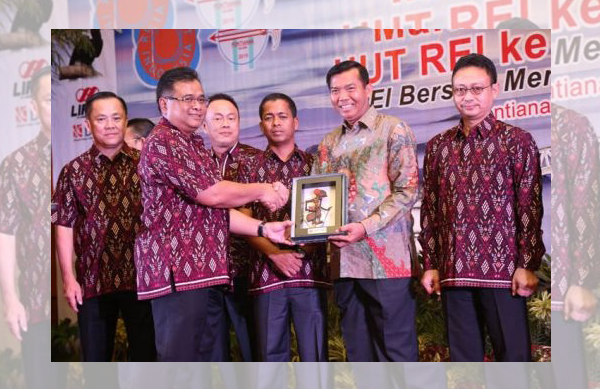 Image : Walikota Pekanbaru, Firdaus, ST, MT menerima Penghargaan "Sebagai Pemerintah Kota yang memiliki tata kelola Pemerintahan terbaik di Indonesia Tahun 2015"