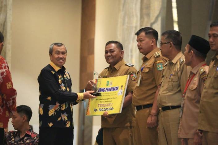 Penghargaan atas Evaluasi Kinerja Kecamatan Tingkat Provinsi Riau