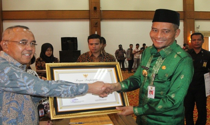 Image : Wakil Walikota Menerima penghargaan PAUD Bagi Walikota/Bupati Terhadap Pengembangan Pendidikan Anak Usia Dini Di Provinsi Riau