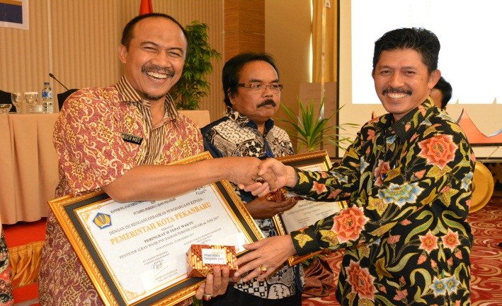 Image : Sekretaris Daerah Kota Pekanbaru menerima Penganugerahan sebagai Penyetor Iuran Wajib PNS Daerah Periode Januari/Juni 2017 : peringkat II Tepat Waktu